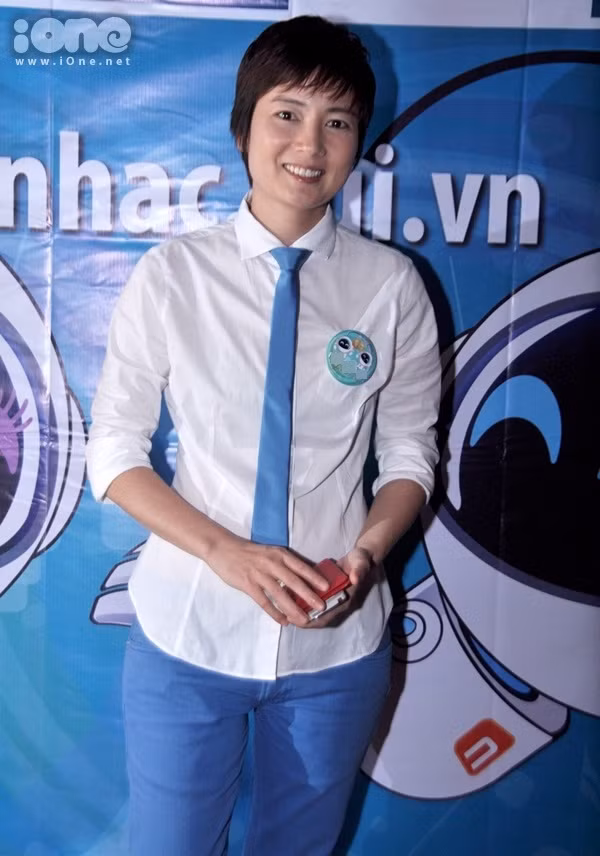 Hôm 12/5 trong buổi mừng sinh nhật một trang web âm nhạc, Thúy Vinh lần đầu lộ diện sau scandal mang thai trong thời gian vừa qua. Hôm 12/5 trong buổi mừng sinh nhật một trang web âm nhạc, Thúy Vinh lần đầu lộ diện sau scandal mang thai trong thời gian vừa qua.