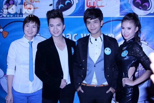 Thúy Vinh chọn cho mình trang phục áo sơ mi rộng khá an toàn để tránh mọi người "soi" quá kỹ vào vòng 2 của mình. Nhưng dễ dàng nhận ra cô đang tăng cân một cách nhanh chóng khiến mọi người không khỏi hoài nghi chị đang mang thai như tin đồn. (Theo Ione) Thúy Vinh chọn cho mình trang phục áo sơ mi rộng khá an toàn để tránh mọi người "soi" quá kỹ vào vòng 2 của mình. Nhưng dễ dàng nhận ra cô đang tăng cân một cách nhanh chóng khiến mọi người không khỏi hoài nghi chị đang mang thai như tin đồn. (Theo Ione)