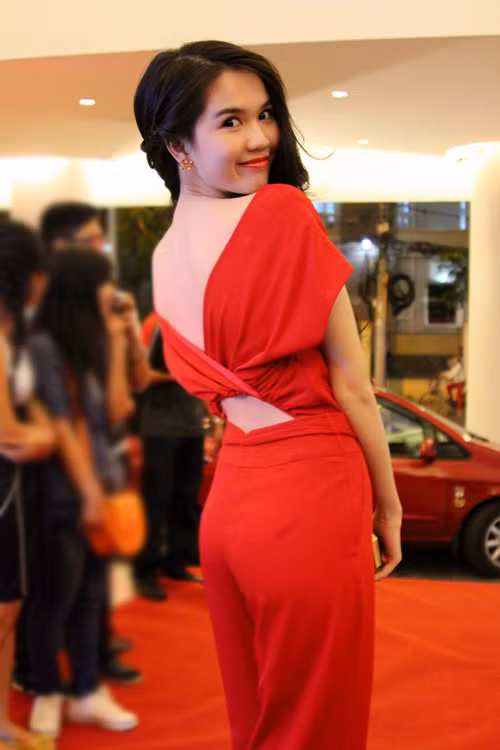 Trong phần giao lưu với MC Thanh Bạch và Thanh Vân, Ngọc Trinh lần đầu tiên lên tiếng về scandal trả lời phỏng vấn ‘thật như đếm’. Theo lời Ngọc Trinh, bản thân cô không bao giờ hối tiếc về những gì mình nói vì đó là đúng sự thật. Giống như Phi Thanh Vân từng nói, nếu nói dối thì sợ một ngày nào đó người ta sẽ "khui" mình ra.