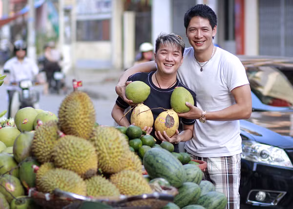 Khác xa với hình ảnh trau chuốt khi xuất hiện trên sân khấu, ở ngoài đời, Mr Đàm và Bình Minh đều ăn mặc rất giản dị với áo phông, quần jeans hoặc quần short ngắn. Cả hai tinh nghịch trêu đùa nhau khiến không ít người ngoái lại nhìn.
