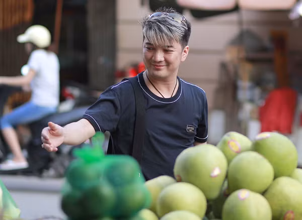Sau ít phút chọn lựa hoa quả và trò chuyện với người dân, Mr Đàm cũng mua được loại quả mình yêu thích. (Theo Ngôi Sao)