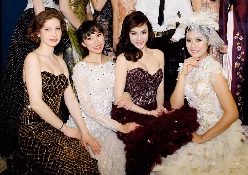 Đoàn nghệ sỹ Việt Nam gồm nhiều gương mặt nổi tiếng như Ngọc Hân, Trang Nhung, Doãn Tuấn đến Geneva - Thụy Sỹ vào trưa ngày 16/5/2012.