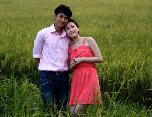 Bảo Thy và Isaac diễn xuất tình tứ giữa đồng lúa xanh bạt ngàn. 'Công chúa bong bóng' thủ vai cô nữ sinh tinh nghịch thường bày trò 'hành hạ' nhân vật chàng gia sư tội nghiệp do hot boy nhóm 365 thủ vai trong phim 'Gia sư nữ quái'. Sau những mâu thuẫn nảy lửa, cuối cùng chàng thầy giáo và cô học trò bướng bỉnh lại nảy sinh tình yêu. Bảo Thy và Isaac diễn xuất tình tứ giữa đồng lúa xanh bạt ngàn. 'Công chúa bong bóng' thủ vai cô nữ sinh tinh nghịch thường bày trò 'hành hạ' nhân vật chàng gia sư tội nghiệp do hot boy nhóm 365 thủ vai trong phim 'Gia sư nữ quái'. Sau những mâu thuẫn nảy lửa, cuối cùng chàng thầy giáo và cô học trò bướng bỉnh lại nảy sinh tình yêu.