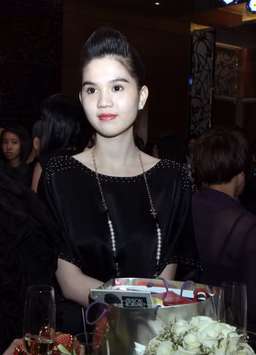 Tuy nhiên, bên cạnh một số ý kiến cho rằng người đẹp 22 tuổi đang sở hữu "bộ não ngắn", phần lớn lại cho rằng đây là một chiêu thức PR kiểu mới.