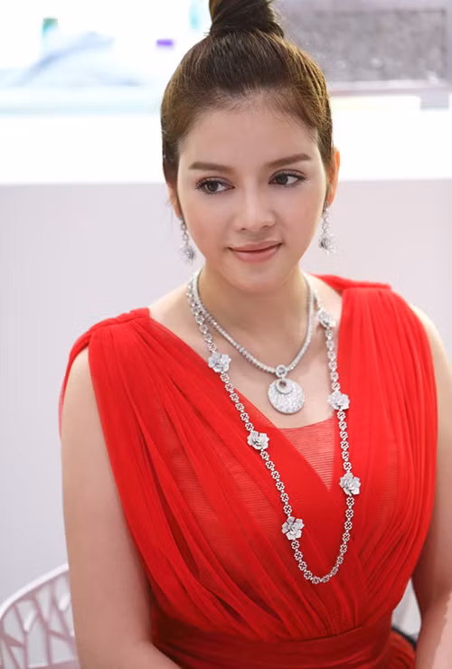 Kiều nữ họ Lý bày tỏ thêm, với cô tiêu chuẩn tốt của một nửa là luôn biết nhắn tin chia sẻ khi cô phải đi công tác nước ngoài liên miên. Động viên, và cái nắm tay thật chặt khi cô gặp phải sự công kích của dư luận. "Với tôi như thế là quá đủ rồi chứ không cần tiêu chuẩn gì.", cô nói. (Theo Bóng đá Plus)