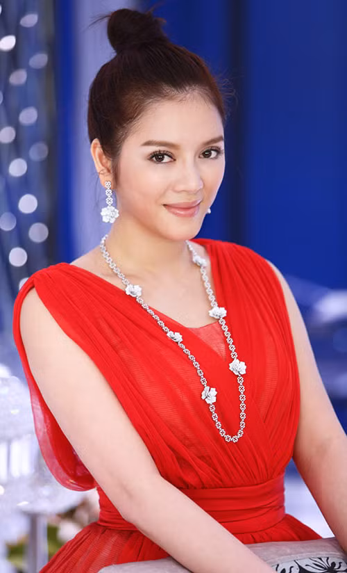Lý Nhã Kỳ còn chia sẻ, khoảnh khắc bình yên nhất với cô là sau 9 giờ tối, vì lúc đó không bị những cuộc điện thoại công việc tấn công, không phải chạy đôn đáo từ công ty đến showroom rồi lại chạy đi gặp đối tác. "Thời gian đối với tôi cứ quay cuồng, chính vì thế tôi quý từng phút giây được nghỉ ngơi vào cuối ngày. Tôi thích 2 ngày cuối tuần đầy ý nghĩa", cô nói.