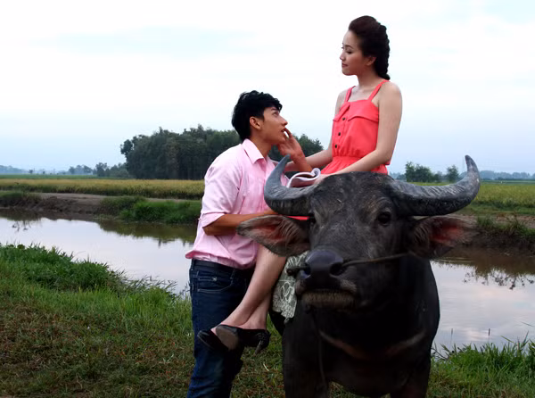 Bảo Thy được trải nghiệm cảm giác ngồi trên lưng trâu, diễn xuất giữa ruộng đồng cùng 'chàng gia sư' điển trai. Đóng vai cô nữ sinh tính tình đỏng đảnh, hay phá phách và thích gây sự với mọi người nhưng khi phải quay cảnh cưỡi trâu, 'công chúa bong bóng' rất hồi hộp, lo sợ. Với sự giúp đỡ của Isaac, cuối cùng Bảo Thy đã hoàn thành phân đoạn này một cách trọn vẹn. Bảo Thy được trải nghiệm cảm giác ngồi trên lưng trâu, diễn xuất giữa ruộng đồng cùng 'chàng gia sư' điển trai. Đóng vai cô nữ sinh tính tình đỏng đảnh, hay phá phách và thích gây sự với mọi người nhưng khi phải quay cảnh cưỡi trâu, 'công chúa bong bóng' rất hồi hộp, lo sợ. Với sự giúp đỡ của Isaac, cuối cùng Bảo Thy đã hoàn thành phân đoạn này một cách trọn vẹn.