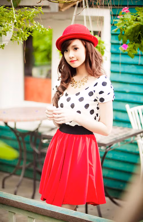 Hotgirl Midu trả lời về việc bị cho rằng bóng gió chê trách cách trả lời phỏng vấn của Ngọc Trinh trên trang cá nhân: "Trên trang cá nhân của mình, Midu nghĩ sao thì viết vậy thôi. Mỗi người một hoàn cảnh và cách sống, Midu không ám chỉ ai cả, Midu chỉ chia sẻ thẳng thắn về quan điểm cá nhân mình. Midu cũng xin đưa ra ý kiến rõ ràng. Midu đang nói về khía cạnh truyền thông và ý nghĩa của một bài phỏng vấn. Vì Midu không có quyền gì để ám chỉ, chê bai Trinh cả, và Midu cũng không muốn làm chuyện đó"