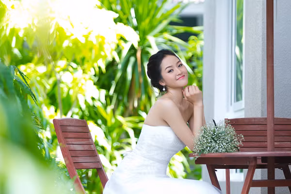 Cô quen doanh nhân Quang Trung, sinh năm 1973 qua một người bạn cùng công ty người mẫu từ nhiều năm trước. Dù hơn cô đến 17 tuổi nhưng sự chín chắn của vị doanh nhân này đã khiến người đẹp sinh năm 1990 say đắm. Cả hai gắn bó được 2 năm mới đi đến quyết định kết hôn.