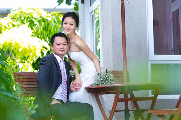 Phan Thị Lý chia sẻ, chồng cô là người gốc Nha Trang và đang sinh sống, kinh doanh tài chính tại TP HCM. Vì quê chồng ở thành phố biển nên cặp tân lang, tân nương đã quyết định tổ chức đám cưới lãng mạn trên bãi biển Nha Trang vào ngày 19/5 với số lượng khách mời hạn chế, chủ yếu là gia đình và bạn bè thân thiết. (Theo Dân Việt)