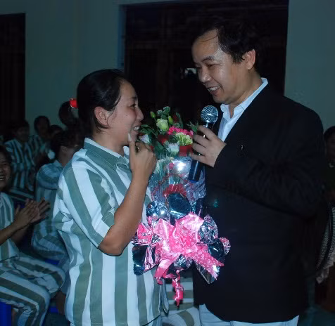 Đại diện First tặng hoa cho phạm nhân Lâm Thị Mai, 28 tuổi Đại diện First tặng hoa cho phạm nhân Lâm Thị Mai, 28 tuổi