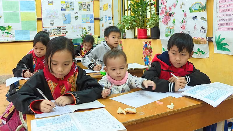 Việc đưa em đến lớp học có khá nhiều bất tiện, nhưng được sự hỗ trợ của các thầy cô giáo và bạn bè, Trình Thị Lan đã cố gắng khắc phục. (Ảnh: Hoài Minh)