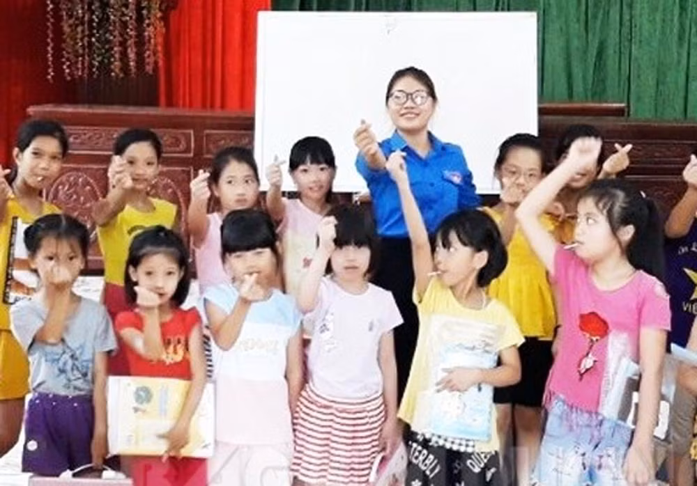 Cô giáo Hà mở lớp tiếng Anh dạy miễn phí cho trẻ dịp hè