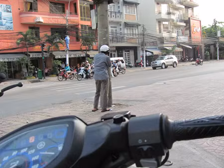 “Cò” Thắng đang điện thoại cho đối tác để bán bằng giả. “Cò” Thắng đang điện thoại cho đối tác để bán bằng giả.