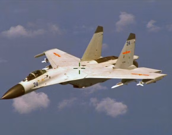Chiến đấu cơ J-11 của Trung Quốc đã thực hiện hành vi áp sát máy bay tuần tra Mỹ 10 mét ở Biển Đông hôm 19/8. Hình minh họa.