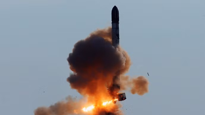 RS-20 Voyevoda (SS-18 Satan) trong lần phóng thử. RS-20 Voyevoda (SS-18 Satan) trong lần phóng thử.