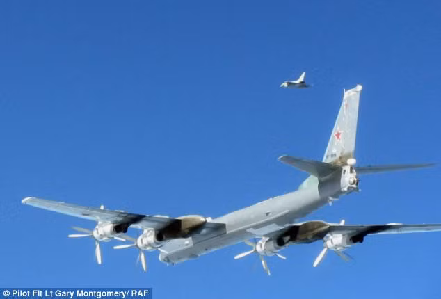 Thời điểm RAF Typhoon chặn một máy bay của Nga trước khi nó "đi lạc" tới gần không phận của nước Anh.