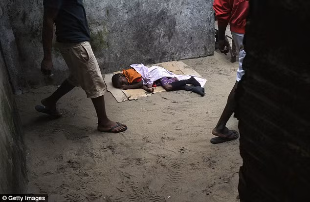 Một em bé khác tình nghi nhiễm Ebola bị bỏ rơi trên đường phố.