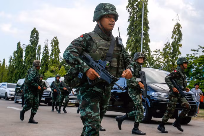 Tướng Prayut không đưa ra dấu hiệu cho thấy quân đội sẽ nắm giữ quyền lực trong bao lâu, nhưng cho biết sẽ "bắt đầu cải cách chính trị" mà không đưa ra chi tiết. Tướng Prayut không đưa ra dấu hiệu cho thấy quân đội sẽ nắm giữ quyền lực trong bao lâu, nhưng cho biết sẽ "bắt đầu cải cách chính trị" mà không đưa ra chi tiết.
