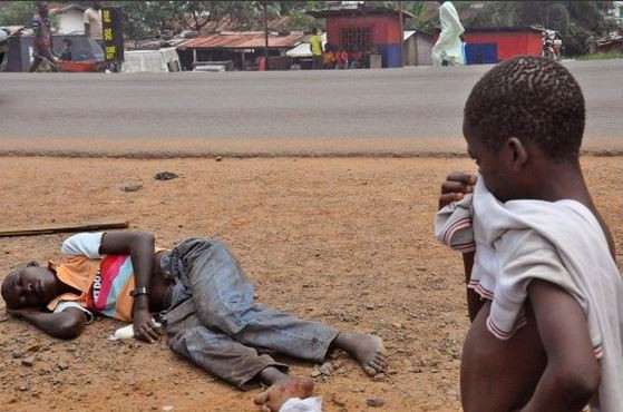 Một người nghi nhiễm Ebola bị bỏ rơi ngoài đường phố ở thủ đô Liberia. Một người nghi nhiễm Ebola bị bỏ rơi ngoài đường phố ở thủ đô Liberia.