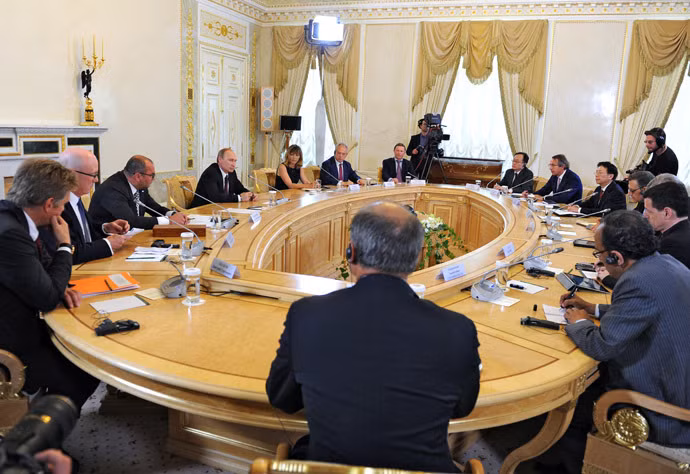 Tổng thống Nga Vladimir Putin có cuộc trò chuyện với giám đốc các hãng thông tấn quốc tế ở St Petersburg hôm 24/5. Tổng thống Nga Vladimir Putin có cuộc trò chuyện với giám đốc các hãng thông tấn quốc tế ở St Petersburg hôm 24/5.
