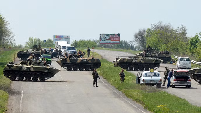 Quân đội Ukraine bao vây thành phố Slaviansk. Quân đội Ukraine bao vây thành phố Slaviansk.
