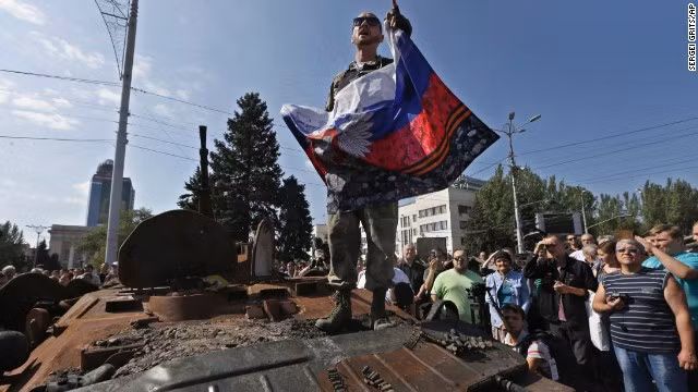 Một tay súng ly khai phát biểu trên chiếc xe bọc thép đã hỏng của lực lượng chính phủ Ukraine tại Donetsk ngày 24/8. Một tay súng ly khai phát biểu trên chiếc xe bọc thép đã hỏng của lực lượng chính phủ Ukraine tại Donetsk ngày 24/8.