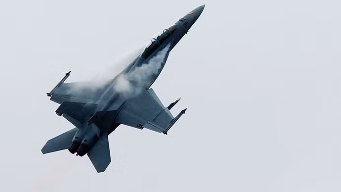 Chiến đấu cơ F-18. Chiến đấu cơ F-18.