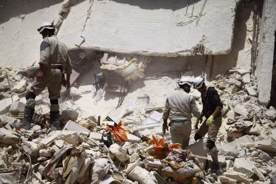 Hiện trường một vụ không kích của lực lượng chính phủ tại Aleppo ngày 2/6. Hiện trường một vụ không kích của lực lượng chính phủ tại Aleppo ngày 2/6.