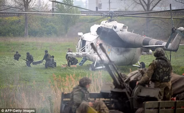 Một chiếc trực thăng quân sự Ukraine hạ cánh tại một trạm kiểm soát mà quân đội đã tước từ tay phe biểu tình sáng sớm ngày 2/5 ở làng Andreevk Một chiếc trực thăng quân sự Ukraine hạ cánh tại một trạm kiểm soát mà quân đội đã tước từ tay phe biểu tình sáng sớm ngày 2/5 ở làng Andreevk