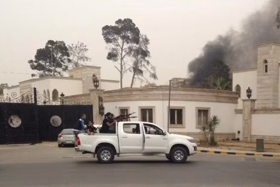 Những tay súng tấn công bên ngoài tòa nhà Quốc hội Libya ngày 18/5. Những tay súng tấn công bên ngoài tòa nhà Quốc hội Libya ngày 18/5.