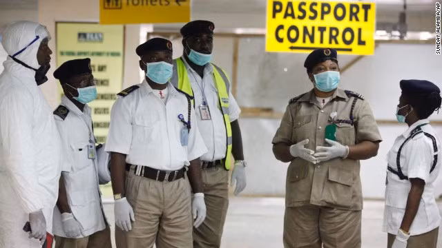 Các sân bay kết nối với những khu vực có người nhiễm Ebola đang được kiểm soát chặt chẽ để ngăn ngừa sự lây lan.