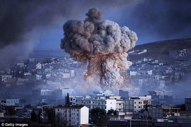 Giao tranh tại Kobani nhìn từ Thổ Nhĩ Kỳ. Giao tranh tại Kobani nhìn từ Thổ Nhĩ Kỳ.