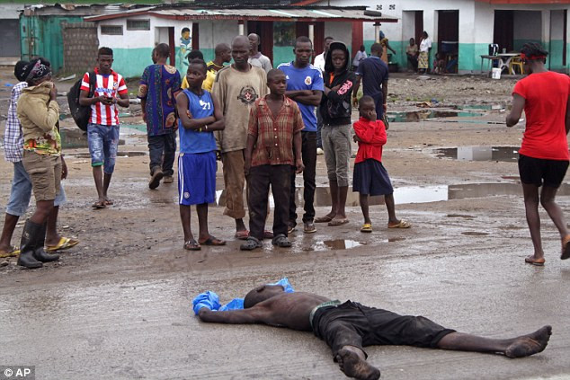 Một người nghi nhiễm bệnh Ebola nằm chết trên đường phố ở Liberia. Một người nghi nhiễm bệnh Ebola nằm chết trên đường phố ở Liberia.