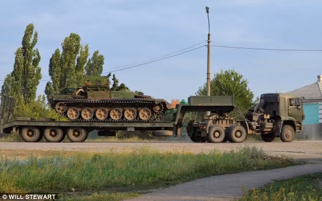 Xe tải quân sự Nga chở xe tăng T-90 ở khu vực biên giới Rostov. Xe tải quân sự Nga chở xe tăng T-90 ở khu vực biên giới Rostov.