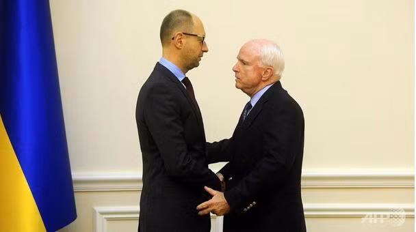 Thủ tướng tạm quyền Ukraine Arseniy Yatsenyuk (trái) hoan nghênh Thượng nghị sĩ đảng Cộng hòa Mỹ John McCain tại Kiev.