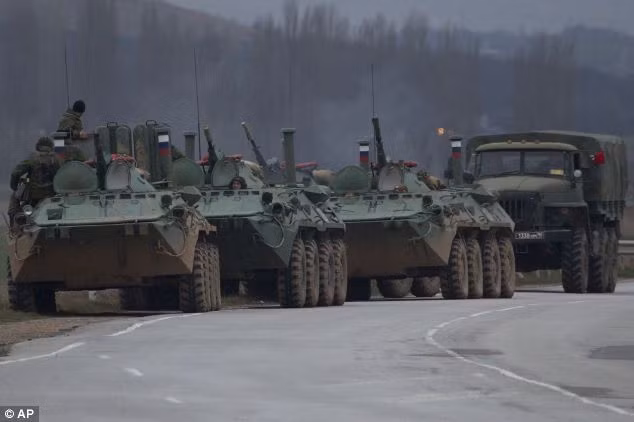 Xe bọc thép Nga di chuyển trên đường phố Crimea