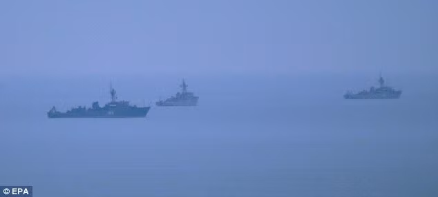 Tàu hải quân bí ẩn được nhìn thấy ngoài khơi bờ biển Sevastopol, Crimea ngày 2/3