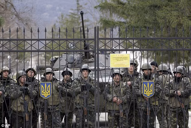 Binh sĩ Ukraina bên trong căn cứ ở Privolnoye, Crimea