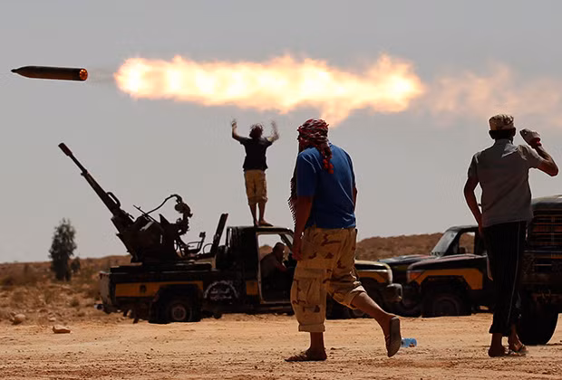 Libya sau cái chết của Gaddafi ngày càng trở nên hỗn loạn, khó kiểm soát. Libya sau cái chết của Gaddafi ngày càng trở nên hỗn loạn, khó kiểm soát.