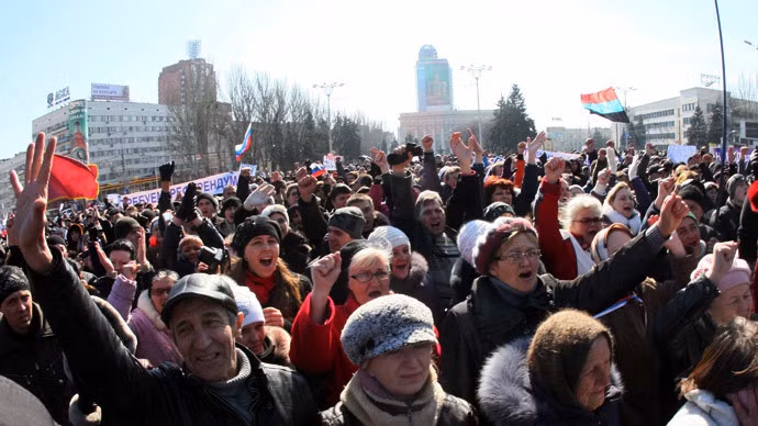 Người dân Crimea biểu tình rầm rộ ủng hộ gia nhập Liên bang Nga.