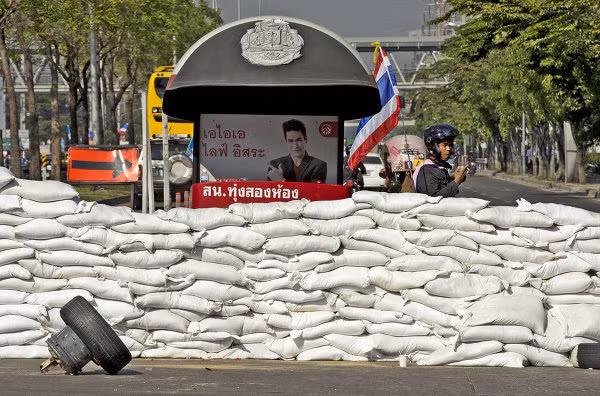 Nhiều điểm bỏ phiếu đã phải đóng cửa vì bị người biểu tình chống chính phủ bao vây.