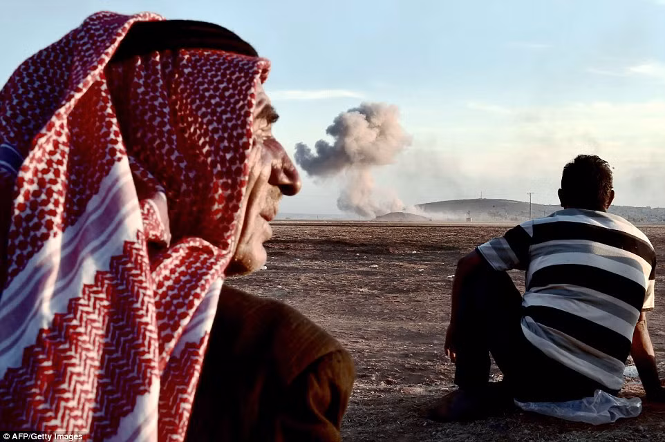 Đặc phái viên của Liên Hợp Quốc tại Syria, Staffan de Mistura, cho biết cộng đồng quốc tế không thể "chấn nhận" khi một thị trấn nữa rơi vào tay IS và kêu gọi cộng đồng quốc tế làm mọi thứ để ngăn chặn điều này.