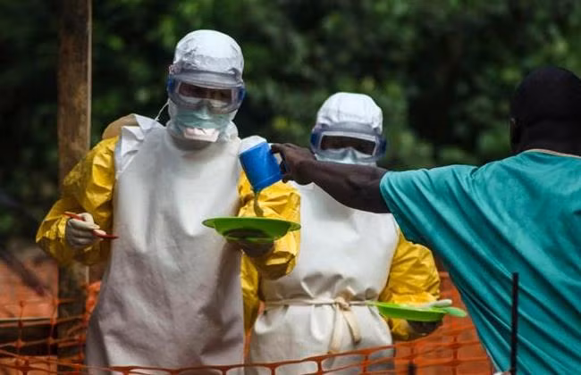 8 nhân viên y tế Trung Quốc và 24 y tá Sierra Leone đã được cách ly. 8 nhân viên y tế Trung Quốc và 24 y tá Sierra Leone đã được cách ly.