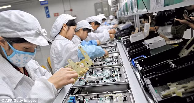 Công nhân làm việc tại nhà máy Foxconn. Công nhân làm việc tại nhà máy Foxconn.