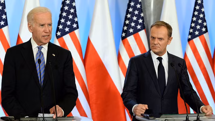 Phó Tổng thống Mỹ Joe Biden (trái) và Thủ tướng Ba Lan Donald Tusk