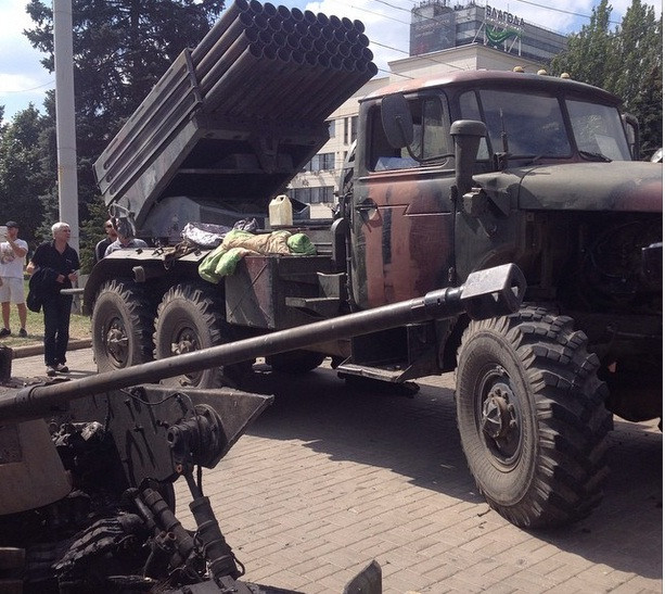 Lực lượng ly khai khoe vũ khí tuyên bố tịch thu của quân đội Ukraine trên đường phố Donetsk hôm 24/8. Lực lượng ly khai khoe vũ khí tuyên bố tịch thu của quân đội Ukraine trên đường phố Donetsk hôm 24/8.