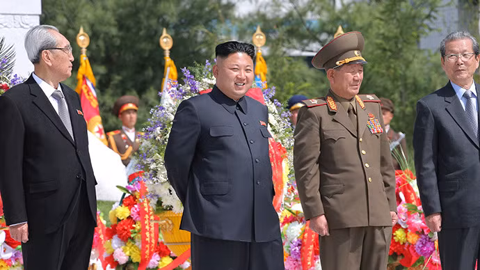 Nhà lãnh đạo Triều Tiên Kim Jong-un (thứ hai từ trái sang).chính thức. Nhà lãnh đạo Triều Tiên Kim Jong-un (thứ hai từ trái sang).chính thức.