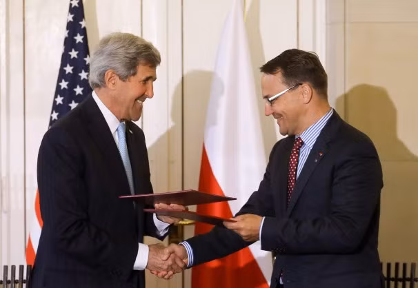 Ngoại trưởng Mỹ John Kerry (trái) và Ngoại trưởng Ba Lan Radoslaw Sikorski