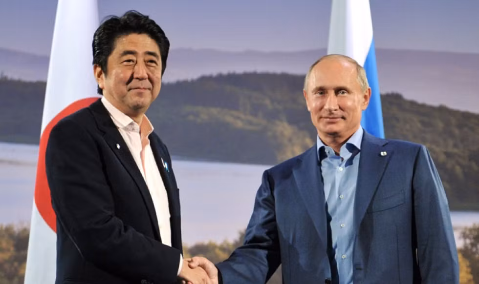 Thủ tướng Nhật Bản Shinzo Abe đã hủy kế hoạch tiếp đón Tổng thống Nga Vladimir Putin vào cuối năm nay. Thủ tướng Nhật Bản Shinzo Abe đã hủy kế hoạch tiếp đón Tổng thống Nga Vladimir Putin vào cuối năm nay.